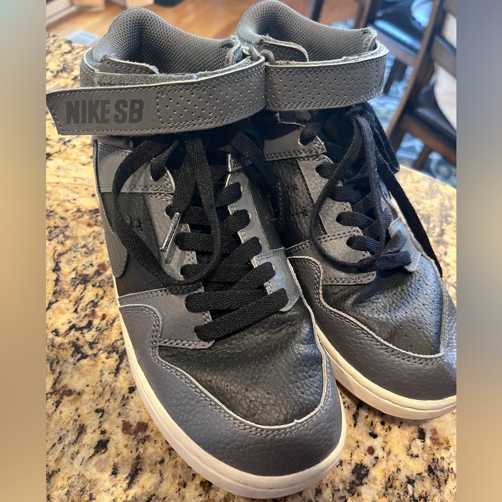 Nike SB youth boys size 6.5. Black and Grey